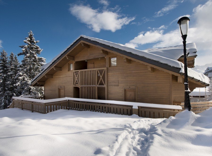 This stunning chalet boasts a prime location in a snow-covered landscape, offering breathtaking views and easy access to winter activities.