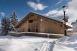 This stunning chalet boasts a prime location in a snow-covered landscape, offering breathtaking views and easy access to winter activities.