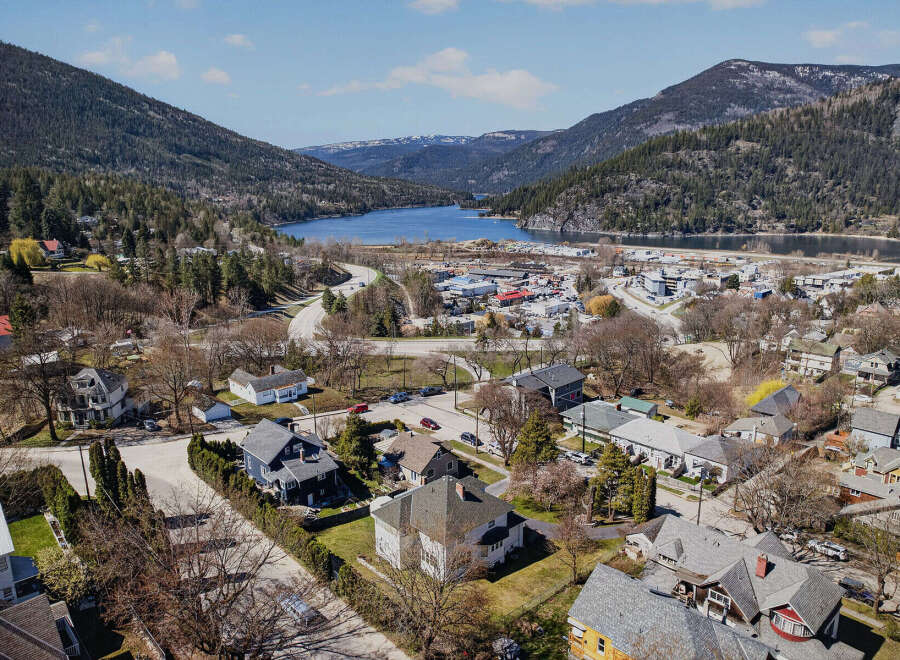 Discover a charming home nestled in a picturesque town, offering stunning views of the surrounding mountains and a serene lake.