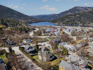 Discover a charming home nestled in a picturesque town, offering stunning views of the surrounding mountains and a serene lake.