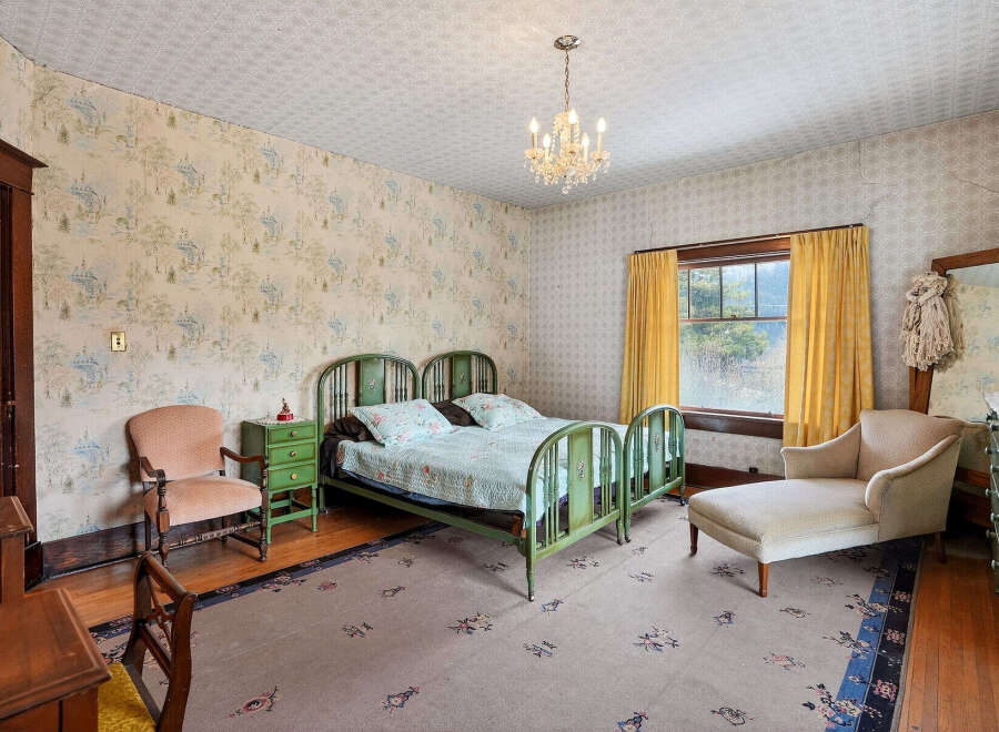 Step back in time with this charming bedroom featuring vintage decor and a cozy atmosphere.