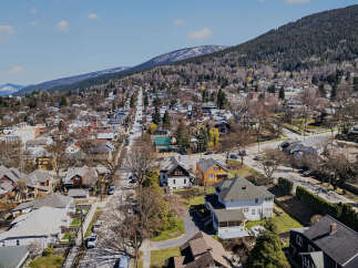 Discover the charm of this picturesque town nestled amidst stunning mountain views.