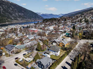 Discover the charm of this picturesque town nestled between majestic mountains and a serene lake.