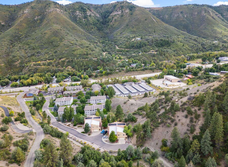 Discover a stunning property nestled in a picturesque mountain setting.