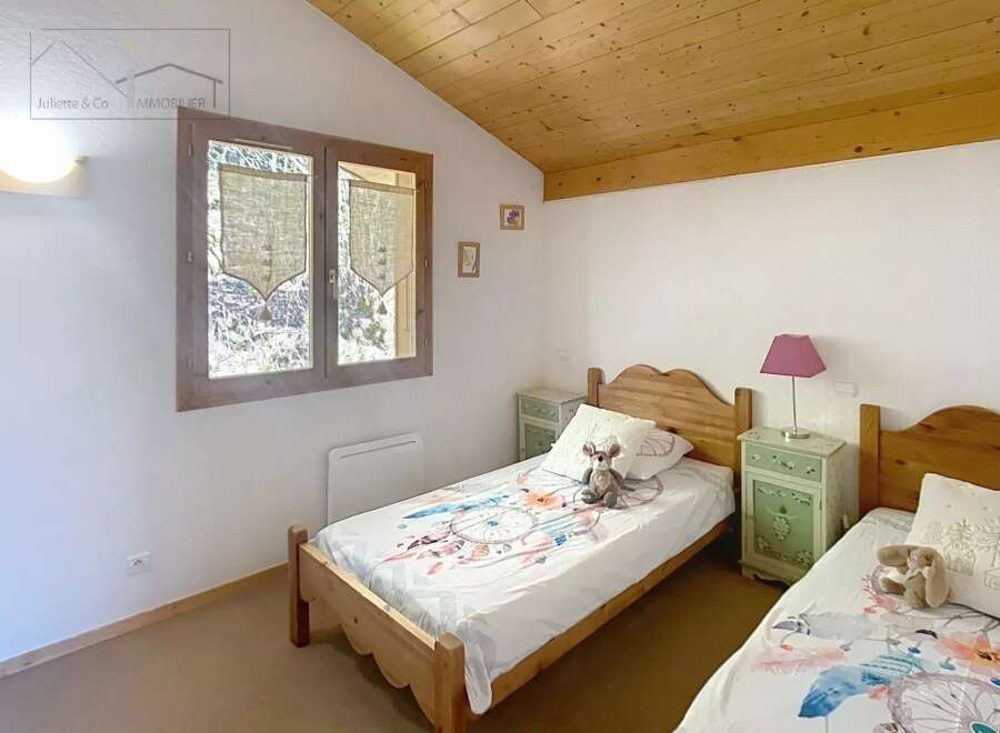 Discover this charming bedroom, perfect for a cozy retreat.