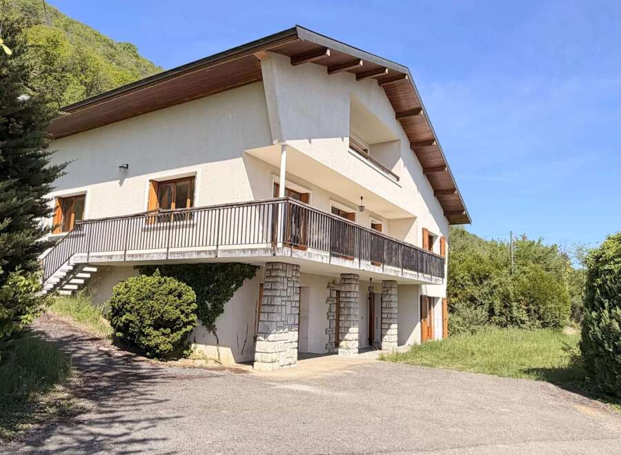 Discover this stunning property featuring a modern design and a beautiful balcony.