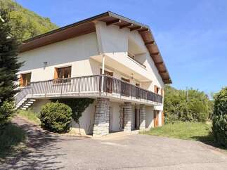 Discover this stunning property featuring a modern design and a beautiful balcony.
