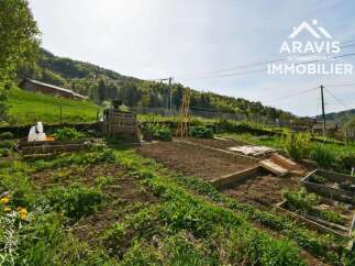 Discover this charming property with a beautiful garden, perfect for those who love the outdoors.