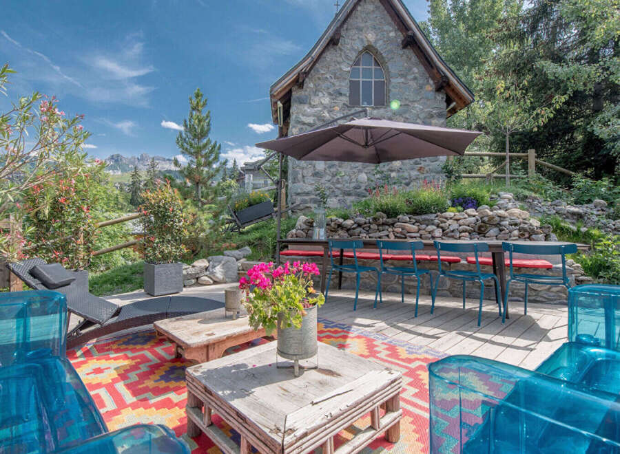 Discover a charming outdoor oasis with this stunning property.