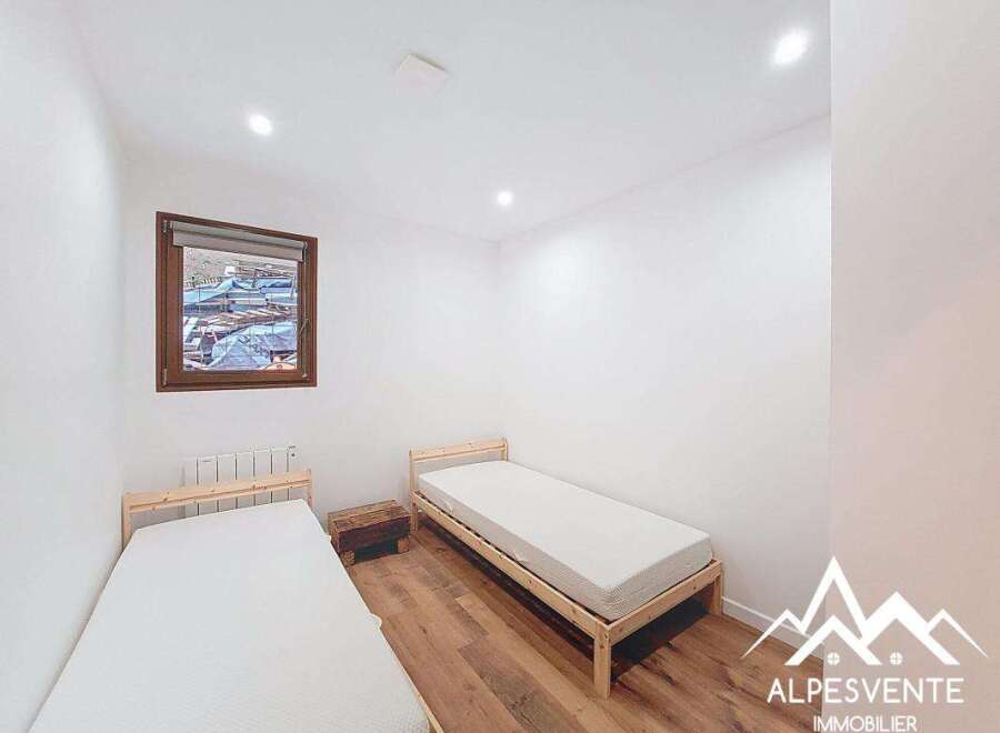 Discover a cozy bedroom featuring two single beds, perfect for a comfortable stay.