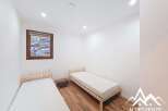 Discover a cozy bedroom featuring two single beds, perfect for a comfortable stay.
