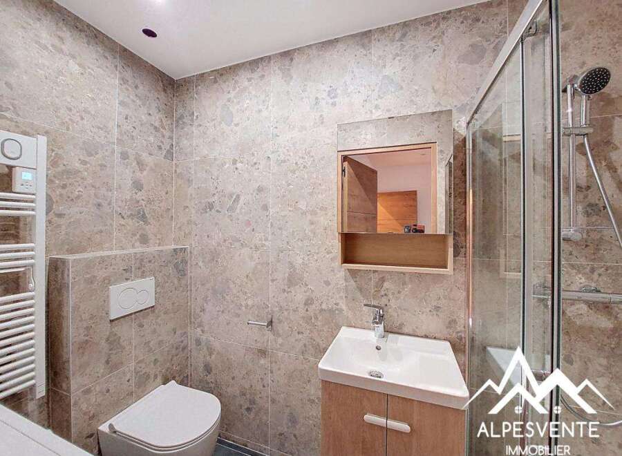 This modern bathroom features a sleek design with neutral tones and high-end finishes.