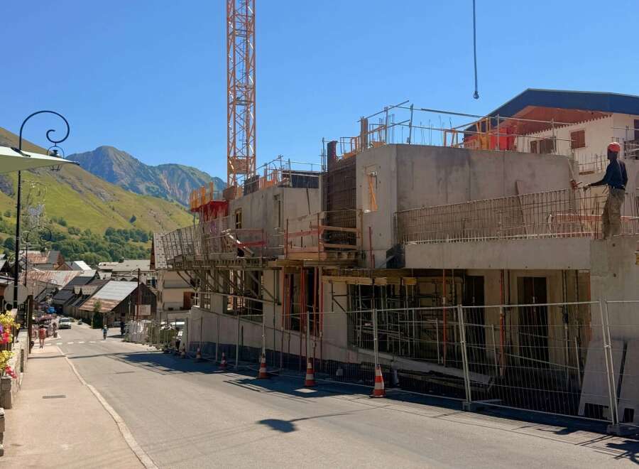 Discover this prime real estate opportunity in a picturesque mountain setting.