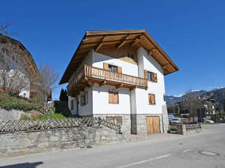 Discover this charming property featuring a classic design and stunning views.