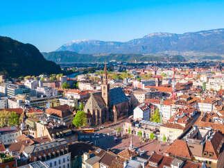 Explore the charm of this stunning property, nestled in a picturesque cityscape.