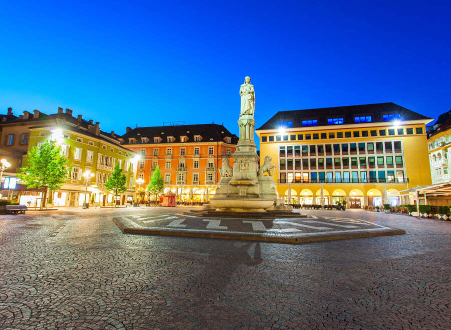 Discover the charm of this stunning property located in a vibrant city center.