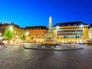 Discover the charm of this stunning property located in a vibrant city center.