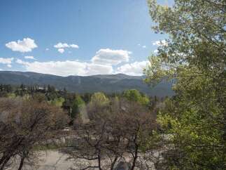 Enjoy breathtaking mountain views from this stunning property.
