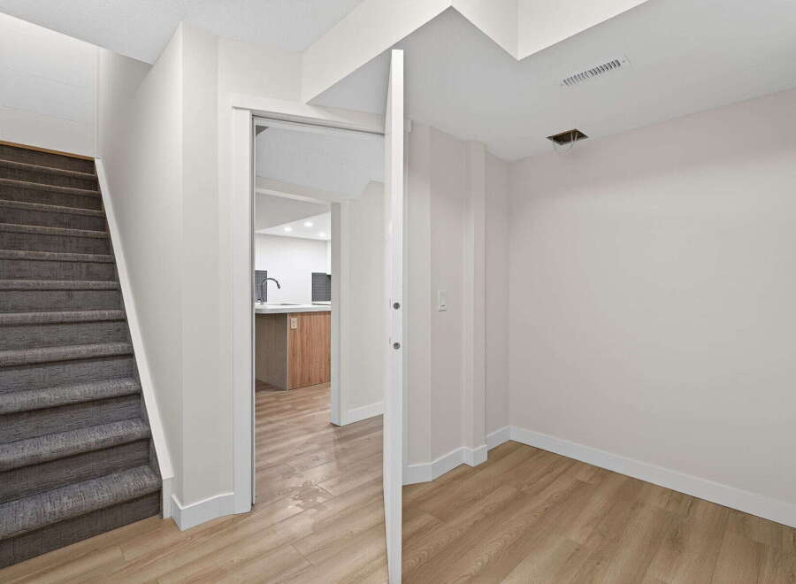 Discover this beautifully designed property featuring a modern interior and a functional layout.