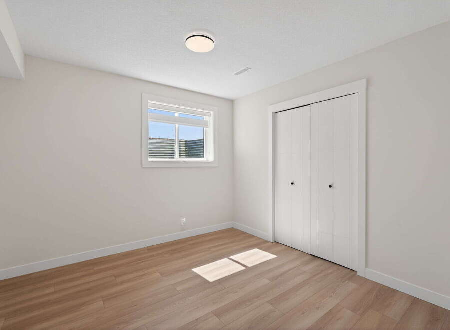 Discover the charm of this inviting bedroom, featuring a bright and airy atmosphere.