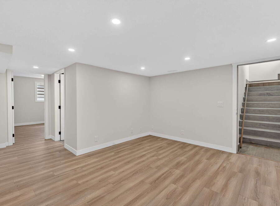 Discover this inviting space featuring a neutral color palette and modern design.
