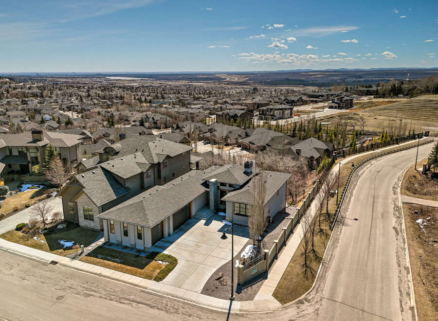 Discover luxury living in this stunning property, showcasing a modern architectural design and meticulous attention to detail.