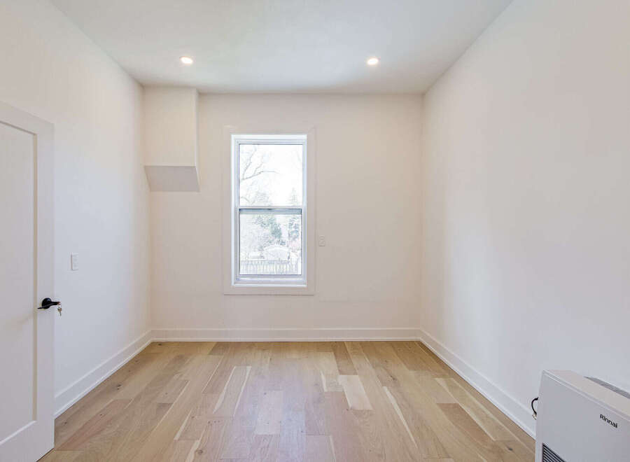 Discover the charm of this inviting room, featuring a bright and airy atmosphere.