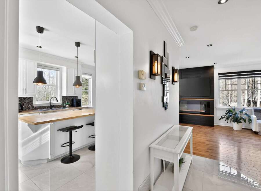 Step into modern elegance with this stunning property! Featuring a sleek kitchen with a breakfast bar, perfect for casual dining.