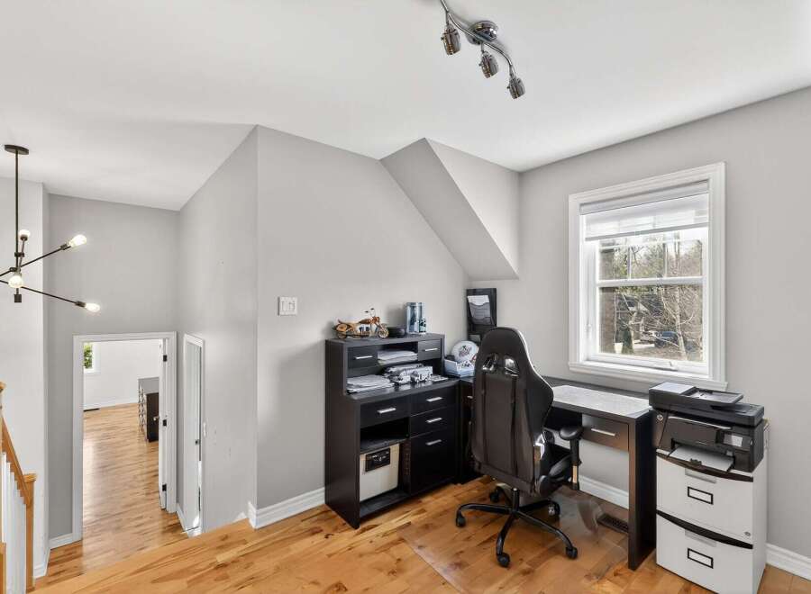 This stylish home office features a sleek black desk and chair, perfect for productivity.