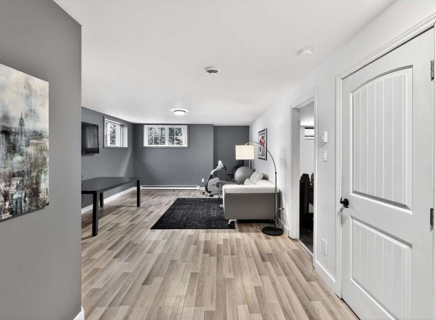 Discover this stylish and functional living space, perfect for relaxation and entertainment.