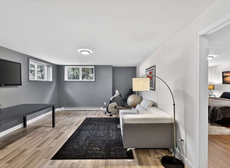 Discover the perfect blend of comfort and functionality in this stunning property.