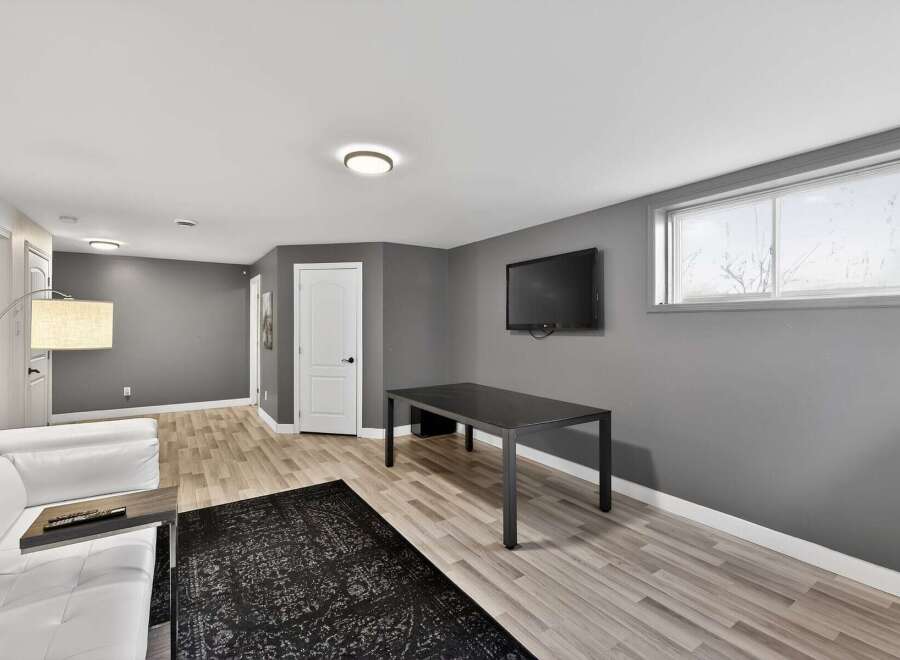 Step into this inviting living space, perfect for relaxation and entertainment.