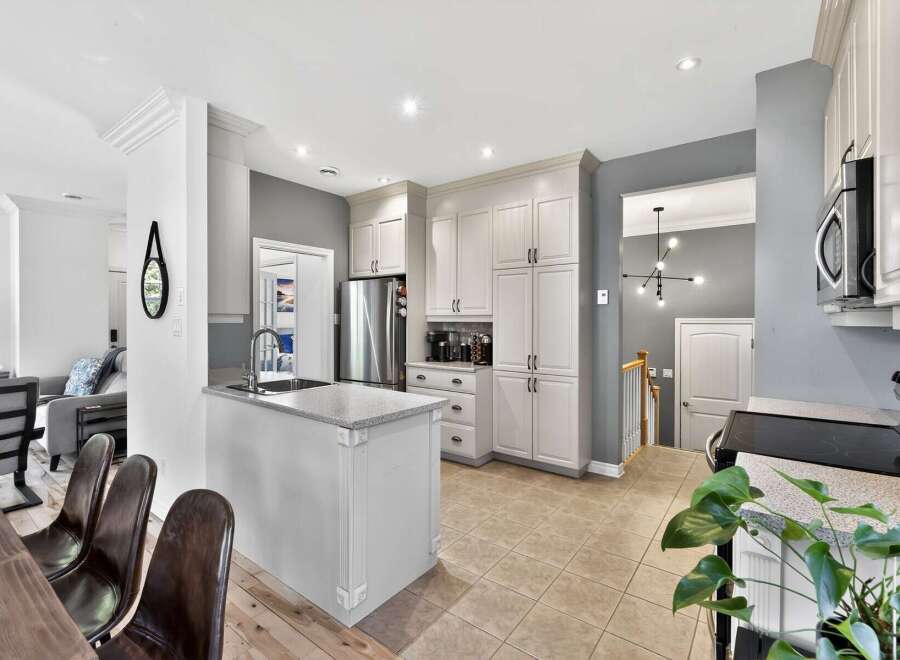 Step into this stunning kitchen, boasting modern design and functionality.