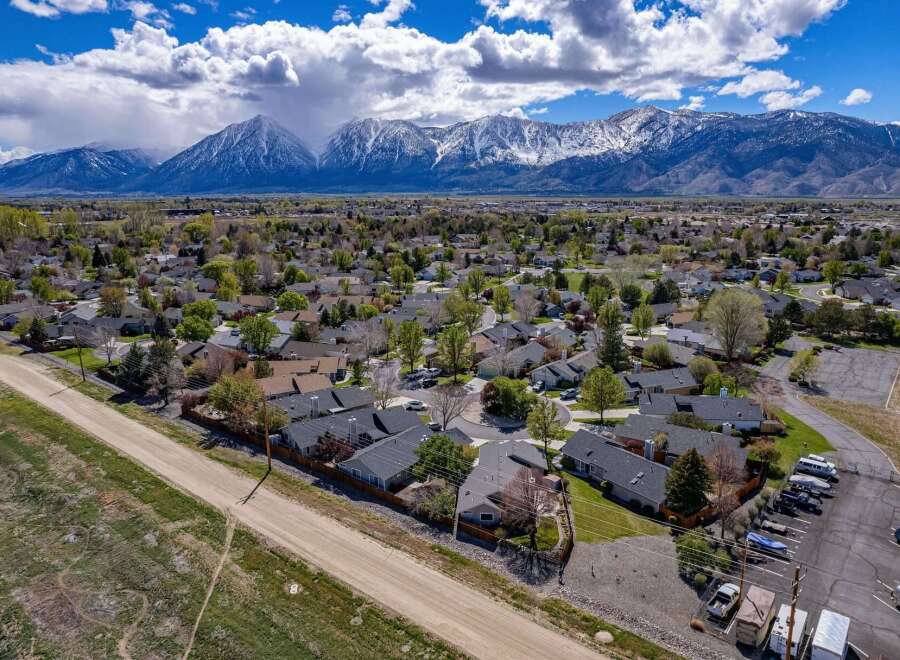 Discover your dream home in this stunning neighborhood, offering breathtaking mountain views and a serene atmosphere.