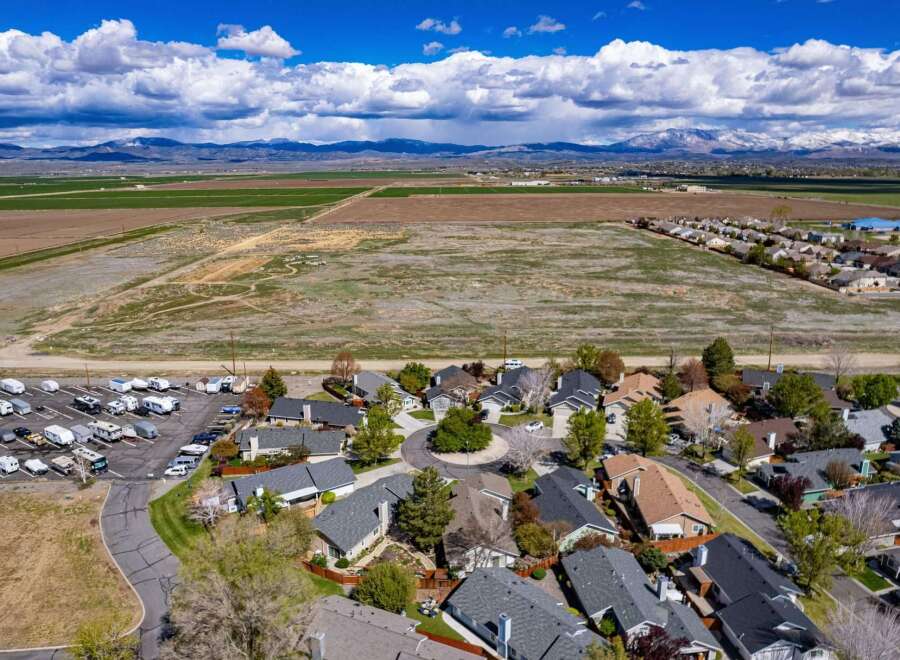 Discover the charm of this beautiful property, ideally situated in a serene neighborhood.