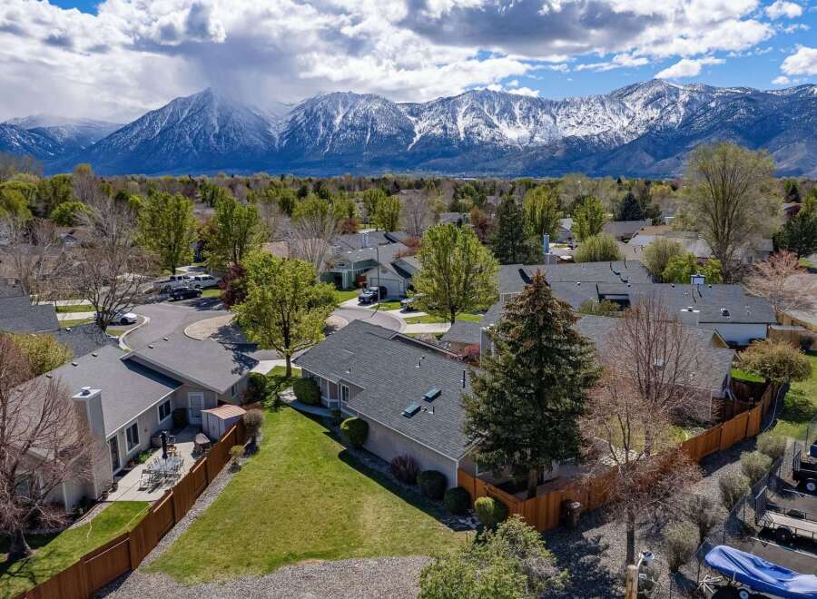 Discover your dream home in this stunning property! This home boasts a spacious layout, perfect for comfortable living and entertaining.