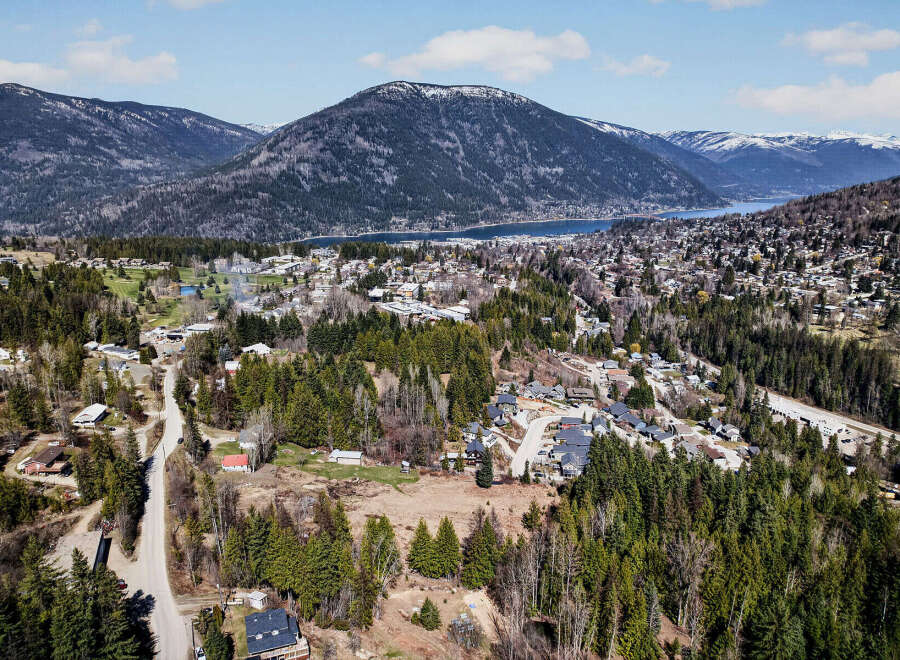 Discover the beauty of this stunning property nestled in a picturesque mountain town.