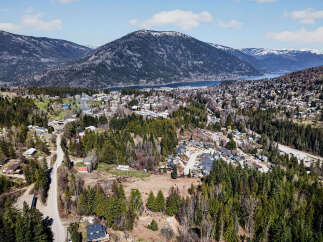 Discover the beauty of this stunning property nestled in a picturesque mountain town.