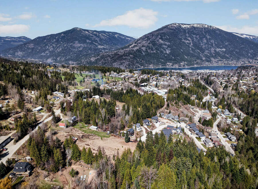 Discover the charm of this stunning property nestled in a picturesque landscape.