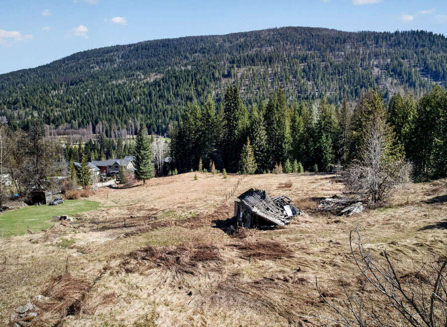 Discover a unique property with stunning mountain views.