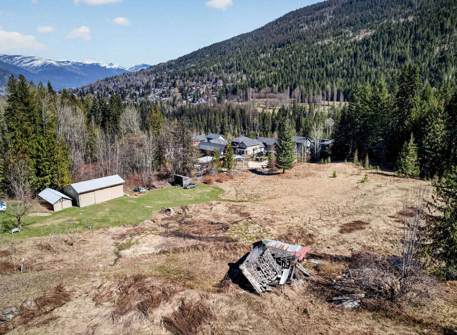 Discover a stunning property nestled in a picturesque mountain setting.