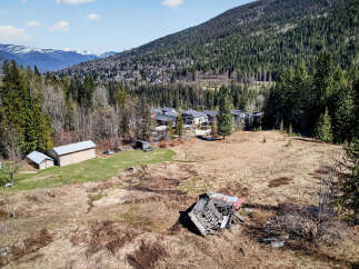 Discover a stunning property nestled in a picturesque mountain setting.