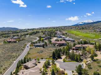 Discover luxury living in this stunning property, boasting breathtaking views and a prime location.