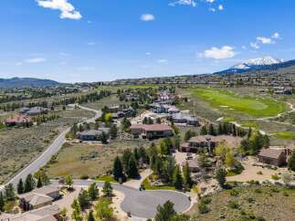 Discover luxury living in this stunning property, boasting breathtaking views and a prime location.