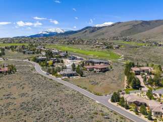 Discover luxury living in this stunning property, boasting breathtaking mountain views and a meticulously designed golf course.