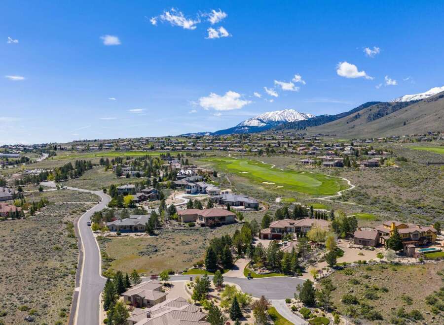 Discover luxury living in this stunning property, boasting breathtaking mountain views and a meticulously designed golf course.