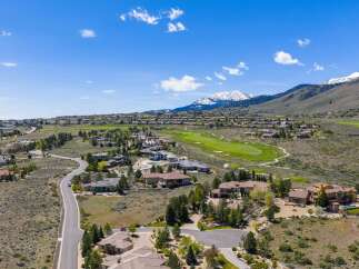 Discover luxury living in this stunning property, boasting breathtaking mountain views and a meticulously designed golf course.