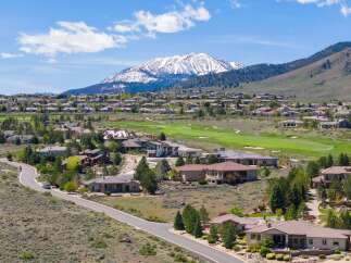 Discover luxury living in this stunning property, boasting breathtaking mountain views and a meticulously maintained golf course.