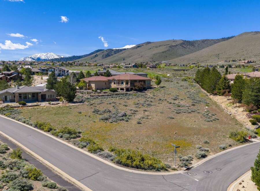 Discover the epitome of luxury living in this stunning property, boasting breathtaking mountain views and a prime location.