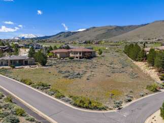 Discover the epitome of luxury living in this stunning property, boasting breathtaking mountain views and a prime location.